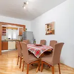 Apartment Lora *