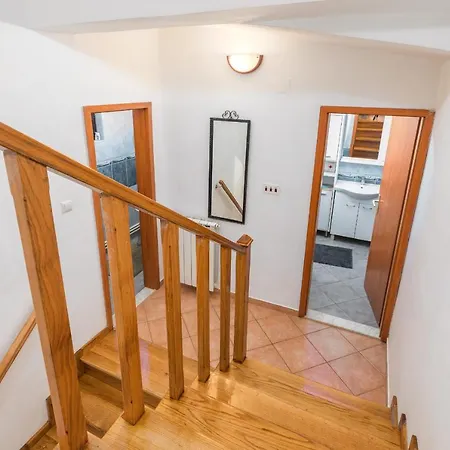 Apartment Lora *