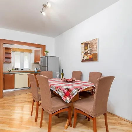 Apartment Lora *