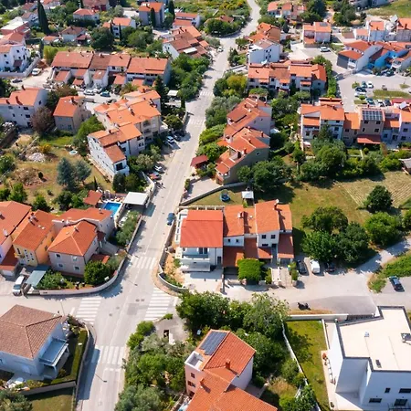 Lora * Pula