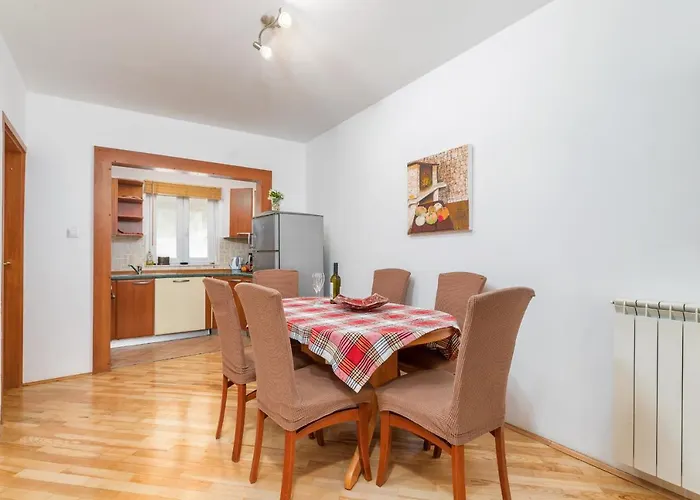 Apartment Lora *