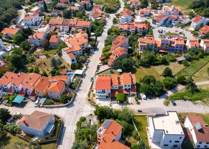 Lora * Pula
